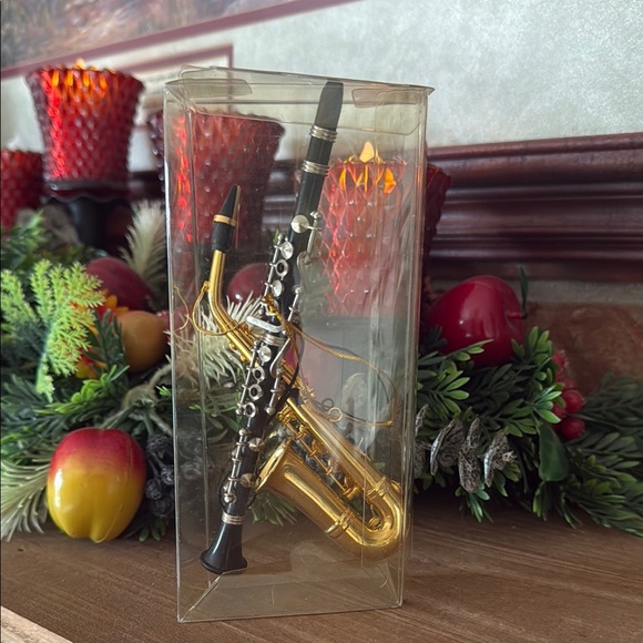 Vintage 1997 Miniature Gold and Black Saxophone Ornament  Collectibles - Picture 3 of 6